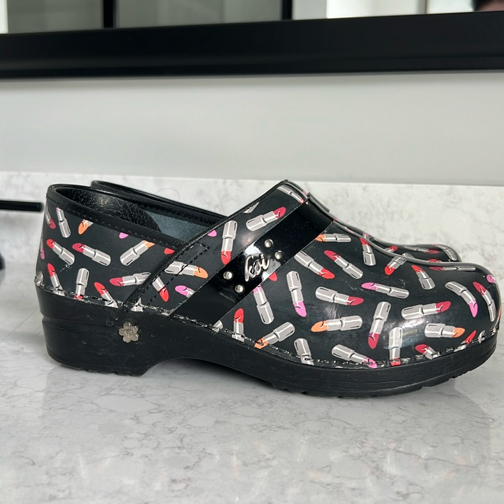 Koi by Sanita clogs size 39 Lipstick 💄 print